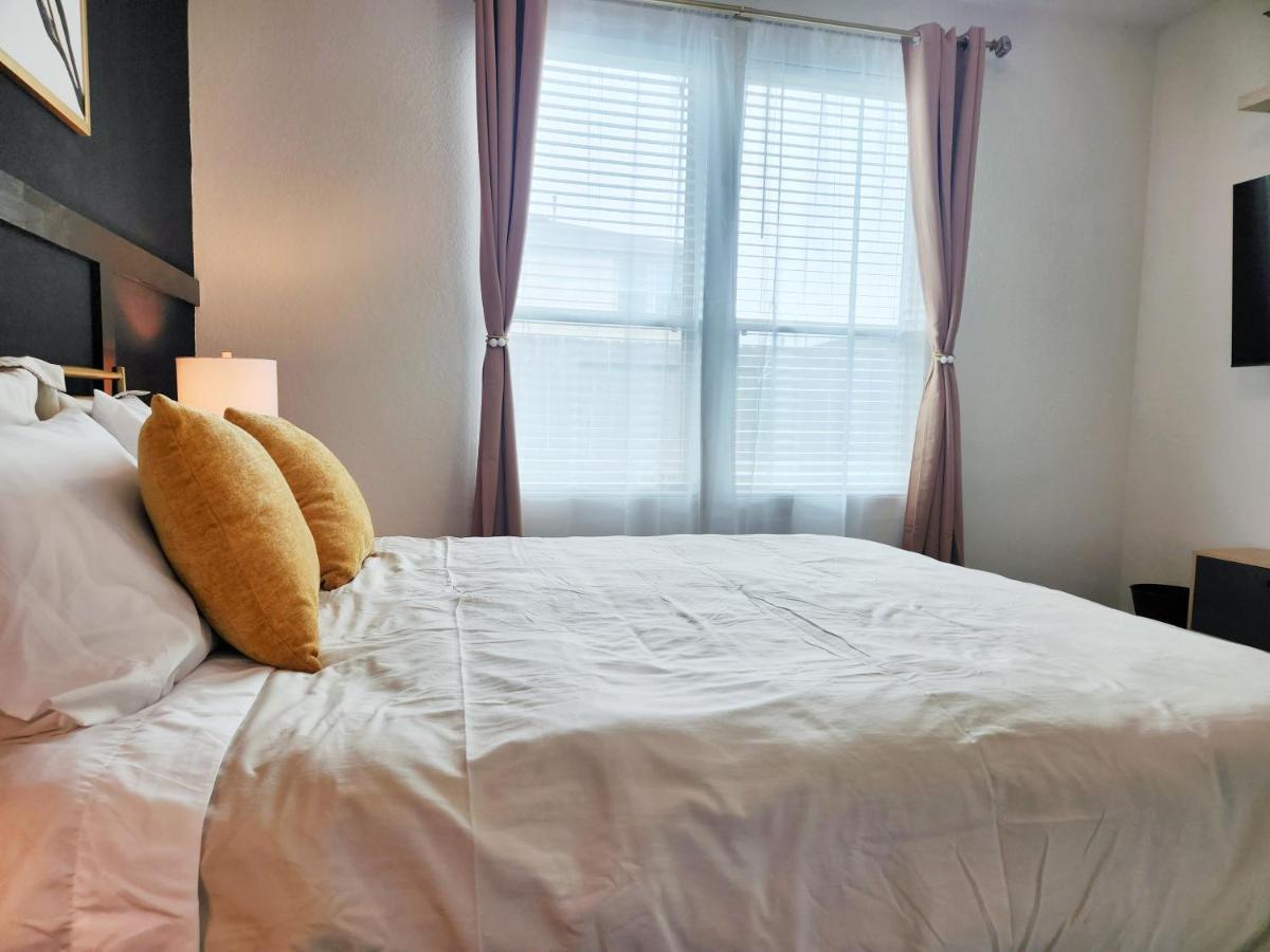 4 Bedroom Home Near Downtown Med Center Nrg Stadium Pearland Skyview Long By Ion Rentals ヒューストン エクステリア 写真
