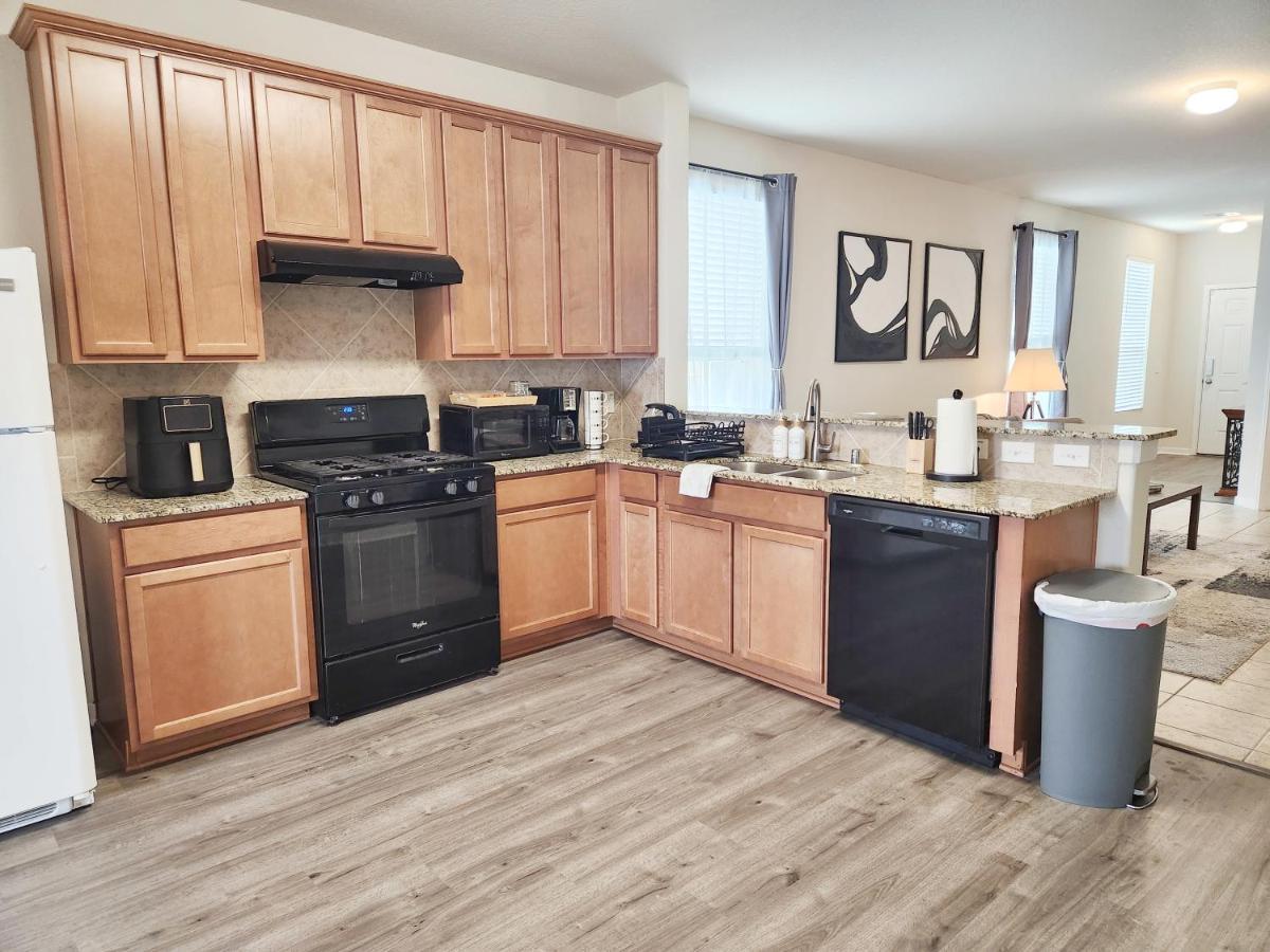 4 Bedroom Home Near Downtown Med Center Nrg Stadium Pearland Skyview Long By Ion Rentals ヒューストン エクステリア 写真