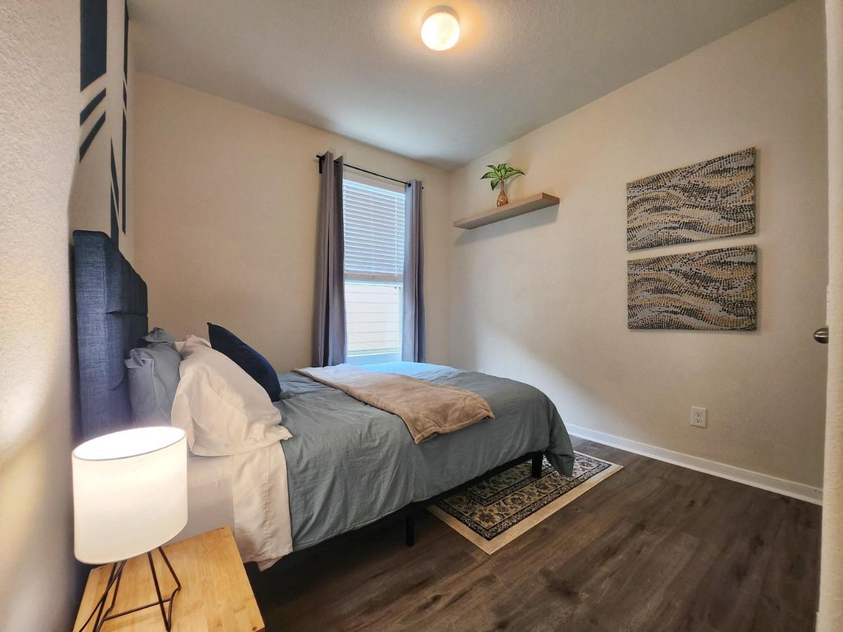 4 Bedroom Home Near Downtown Med Center Nrg Stadium Pearland Skyview Long By Ion Rentals ヒューストン エクステリア 写真