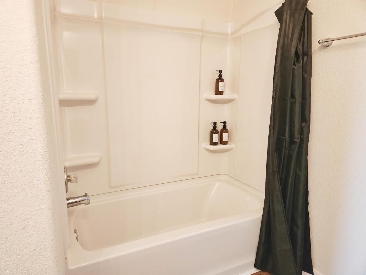 4 Bedroom Home Near Downtown Med Center Nrg Stadium Pearland Skyview Long By Ion Rentals ヒューストン エクステリア 写真